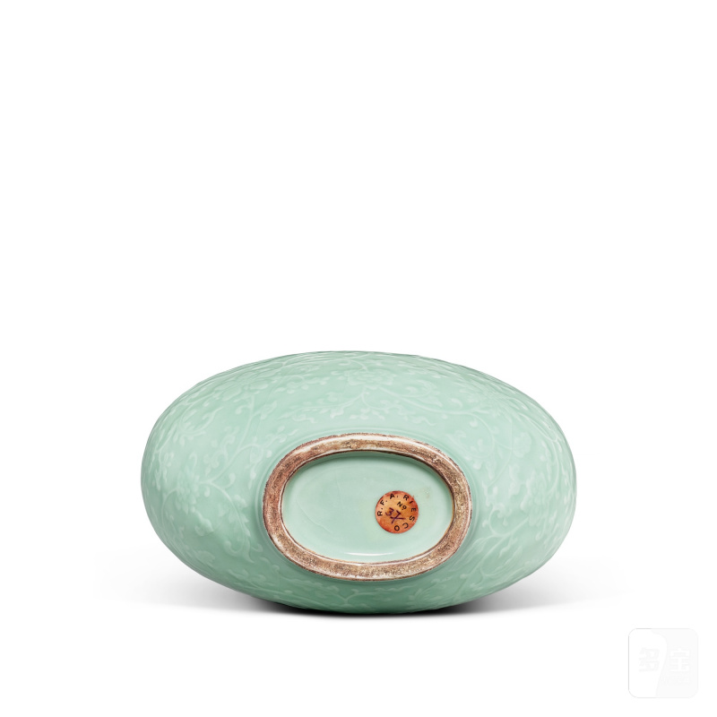 A celadon-glazed moulded 'lotus' moonflask, Qing dynasty, 19th century | 清十九世紀 青釉模印蓮紋抱月瓶 - 图5